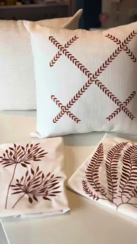 Composições com nossas capas de almofadas em linho. 🥰💕#rejanefariashome #camamesaebanho #almofada #capadealmofada#fy 