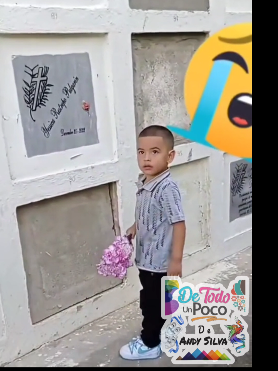 Este niño fue a visitar a su madre la cuál ya no está en este mundo y le canta una hermosa canción en motivo a que la extraña mucho #niño #madre 