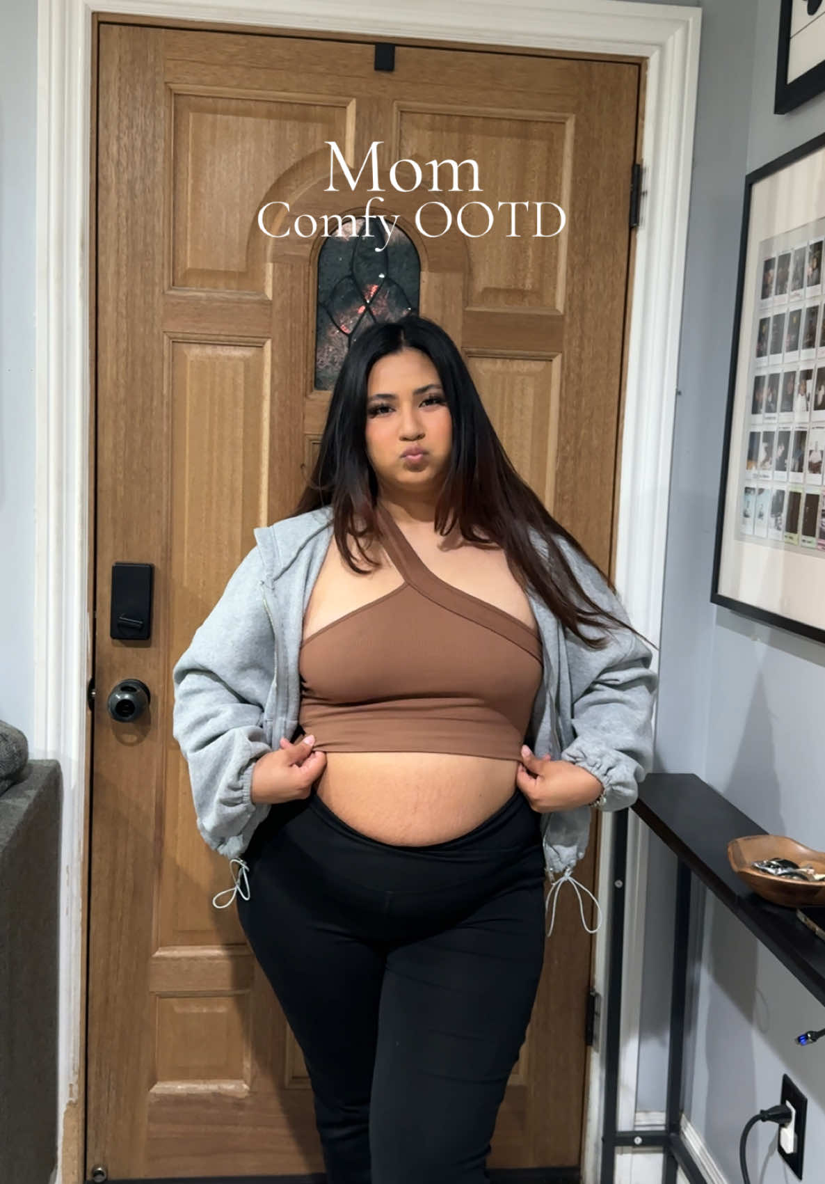 The first time I’ve felt good showing off a little of my stomach after having a baby 🤰🏽  #momootd #postpartumbody #postpartumjourney #falloutfits #comfystyle 