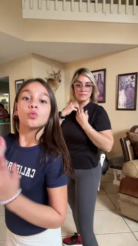 Alguien atrás no para 😂😂#parati #tiktok #madreehija 