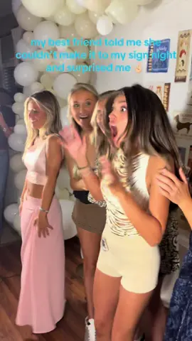 I needed this more than she’ll ever know. ❤️ @ameliaverdin_ dropped a class with a W to be able to come 🤣 My best, most loyal friendship and I can’t wait to continue life together. Also I’m so dramatic and now I understand miss americas when they drop to the floor HAHAHAHA #bestfriend #surprise #signnight 