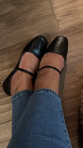 Fal vibes are in the air these shoes are everything you need this fall! #fallfashion #comfortableshoesforwork #pumpkinspiceseason 