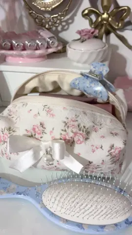 ౨ৎ My favorite makeup bag. 🌸 #makeupbag #shabbychic 