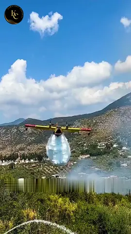 Pesawat penyemprot air mempunyai banyak kegunaan Dalam pertanian, pesawat ini biasa digunakan untuk menyemprotkan pupuk dan pestisida ke tanaman, sedangkan dalam pemadam kebakaran digunakan untukemadamkan api kebakaran yang ada dihutan lebih seringnya #kebakaran #demo #pesawat 