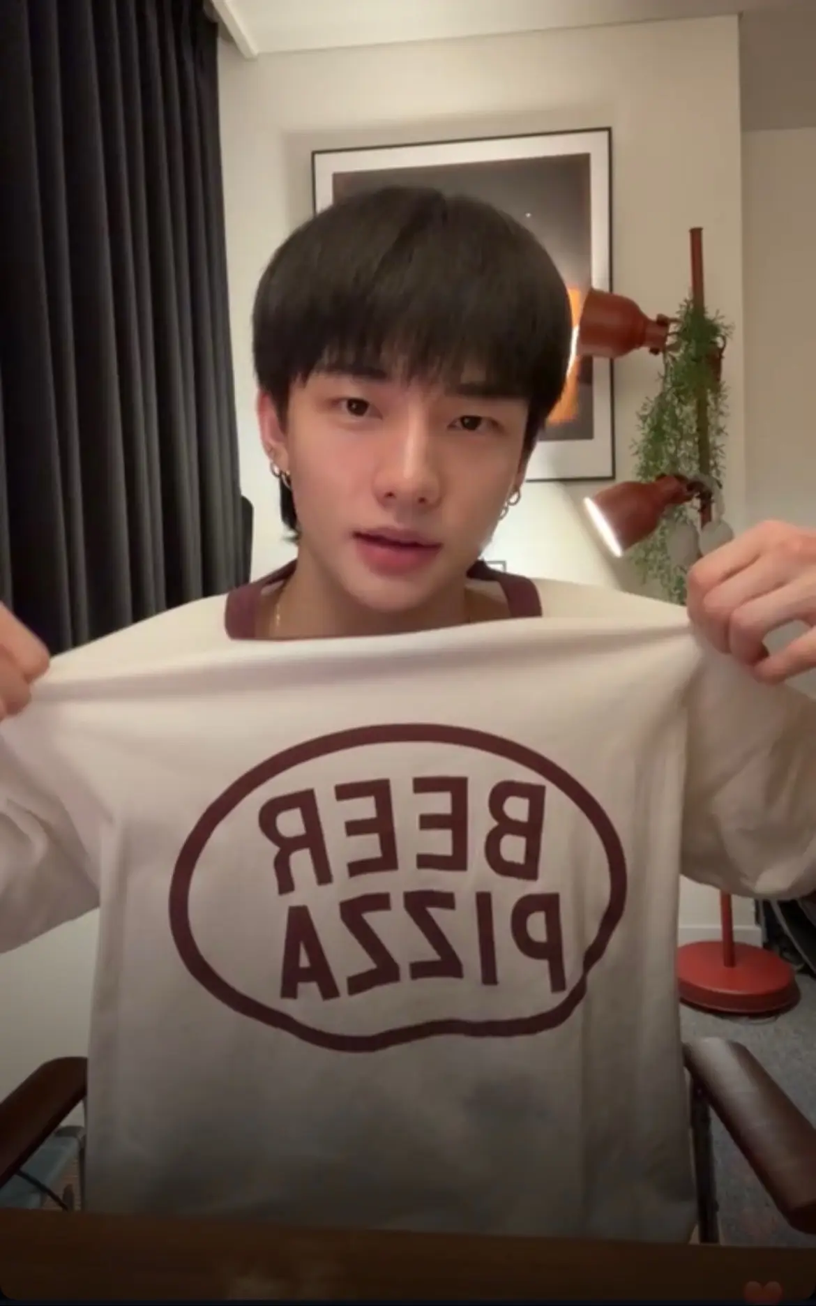 Hyunjin look so good on live yesterday… also Changbin is so fine 😩🤍 #straykids #skz #hyunjin 