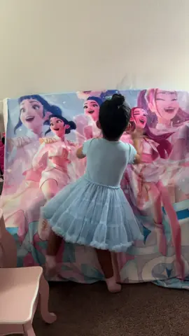 She’s a Fan!! 👸🏻  #huntrix #demonhunters #kpop #tiktokshop #blanket 