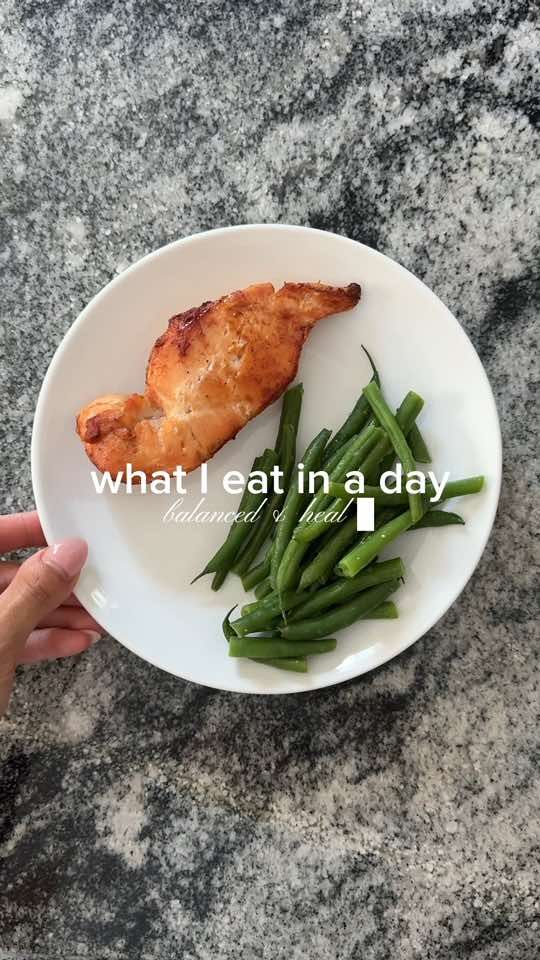 from a girl trying to look and feel her best 🍓🫶✨ #whatieatinaday #whatieatinadayrealistic #simplerecipe #fyp #foryou @FAGE @Whole Foods Market @sweetgreen @Starbucks @lululemon @Aritzia @Amazon 