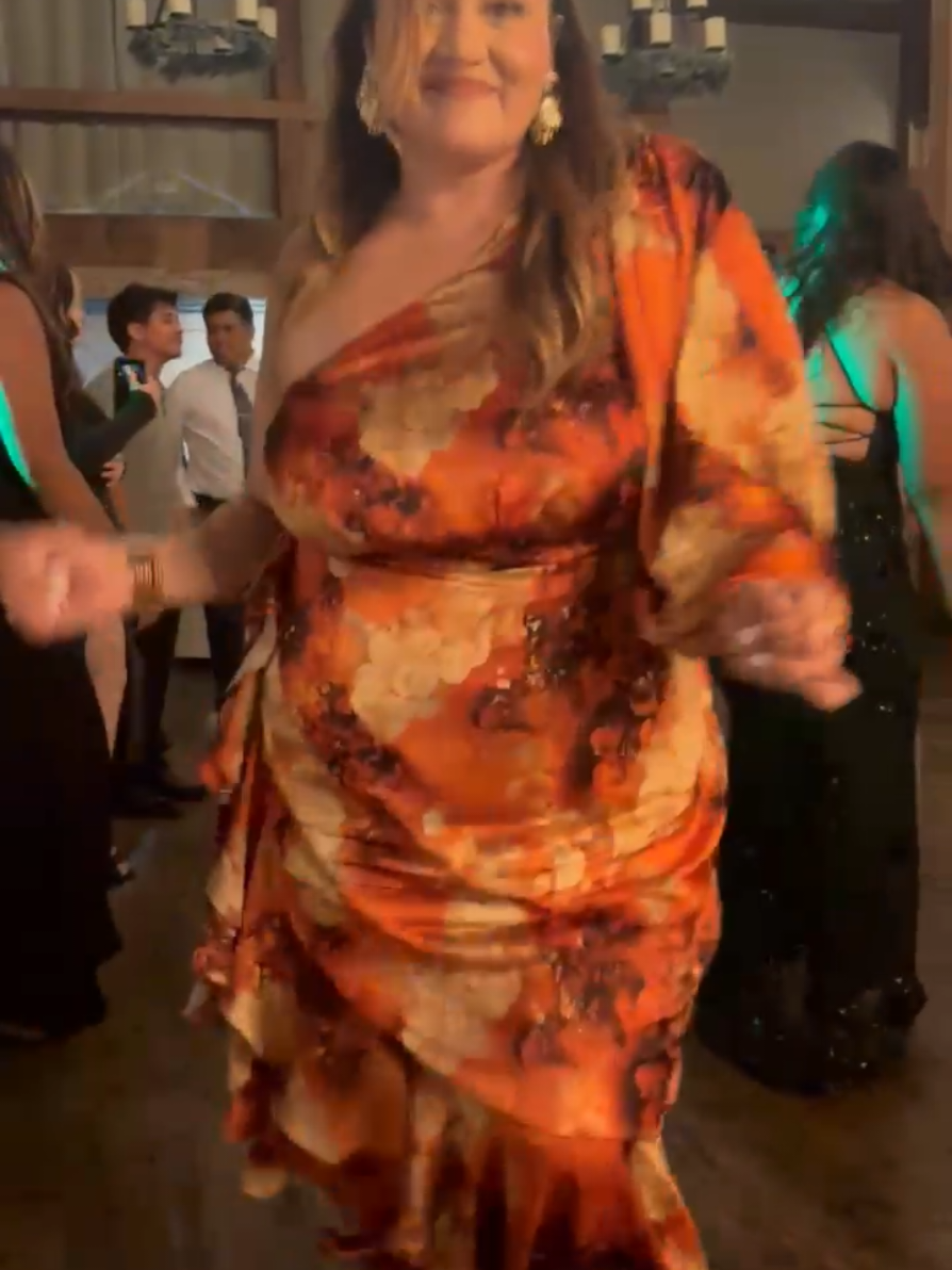 When the Dj plays Cumbia, you will catch me on the dance floor! #Cumbia   #dance #wedding  #foryoupage #fyp 