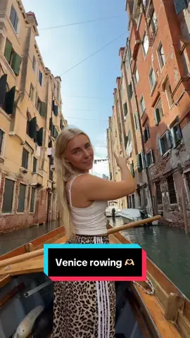 His dog 🥹🥹🥹🫶🏻🫶🏻🫶🏻🐶🐶🐶 #CapCut #travel #venice taking a rowing class on a gondola in Venice 