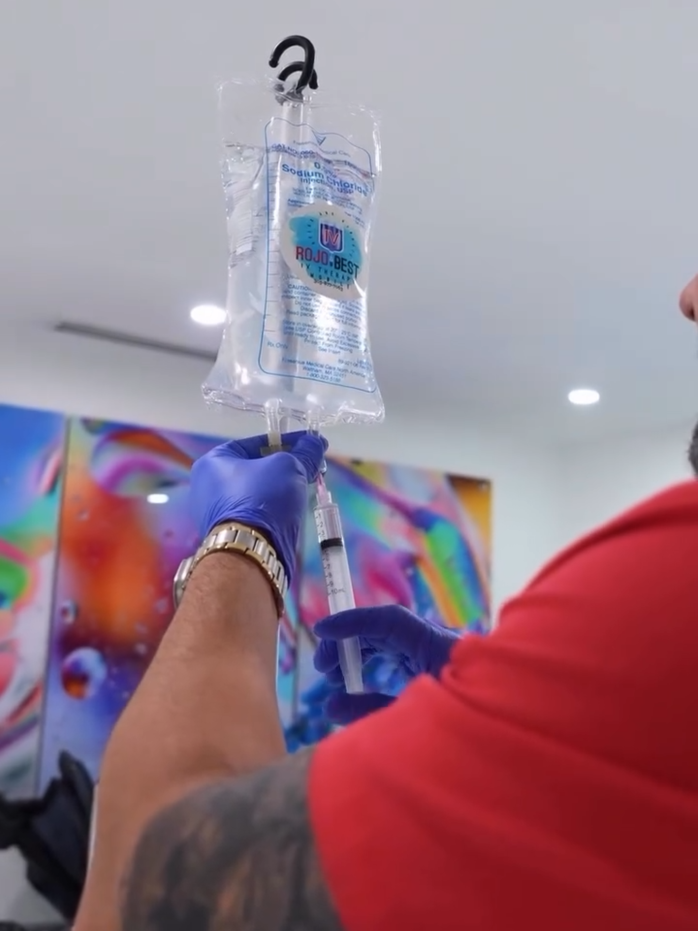 Cada semana tenemos a @rojobestivtherapy en nuestra oficina aplicando IVs de NAD+ 💉 ¿Sabías que esta molécula es la clave para rejuvenecer tu cuerpo desde adentro? El NAD+ vive en tus células y cumple funciones vitales: 🔋 Regula la energía 🧬 Repara el ADN 🧠 Ayuda a la memoria y concentración Con el paso de los años, sus niveles bajan y aparecen el cansancio, la pérdida de memoria y el envejecimiento celular. 💡 Restaurar tus niveles de NAD+ significa devolverle a tu cuerpo la vitalidad y la “batería” que tenías cuando eras más joven. 📲 Agenda tu cita ya y experimenta la diferencia.
