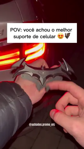 Chegou o acessório perfeito para os fãs do Cavaleiro das Trevas! O Suporte de Celular do Batman une estilo, firmeza e praticidade. Com design exclusivo, ele mantém seu celular seguro enquanto transforma o interior do seu carro em algo digno de herói. 🔎 Onde encontrar os links? -No link da biografia do nosso Perfil #batman #suportedecelularparacarro #batmobiletumbler #geekstyle🤓💥👓 #acessórioscarro 