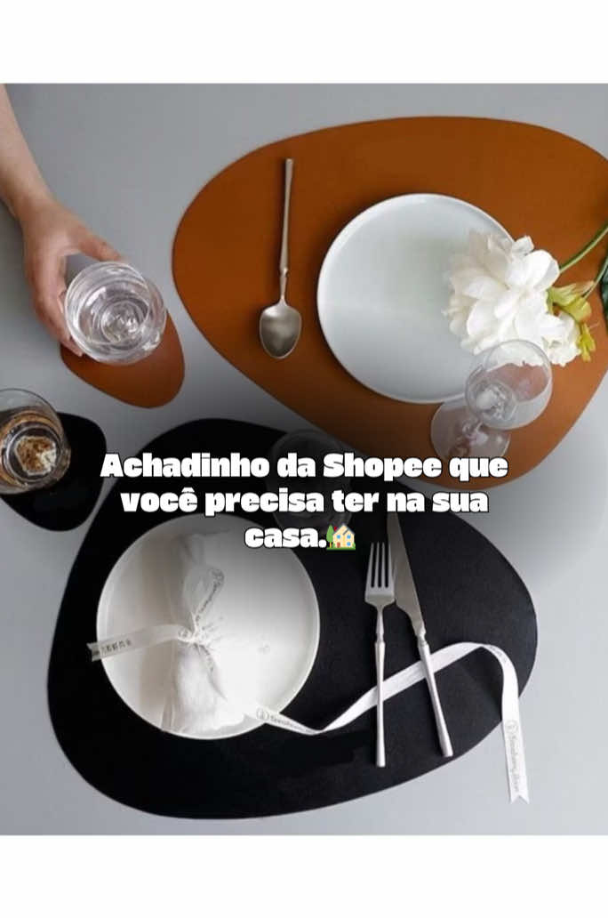 Deixe sua mesa com  um toque moderno e sofisticado! ✨ Esse jogo americano de couro sintético combina elegância e praticidade: é resistente, fácil de limpar, impermeável e com design exclusivo que valoriza qualquer refeição. 🍽️💎 E o melhor de tudo: você pode usá-lo dos dois lados! Mais elegância e estilo para sua mesa posta! 💁🏽‍♀️ Link na bio - MEUS ACHADOS SHOPEE - categoria: MESA POSTA #creatorsearchinsights #mesaposta #jogoamericano #achadinhosshopee  