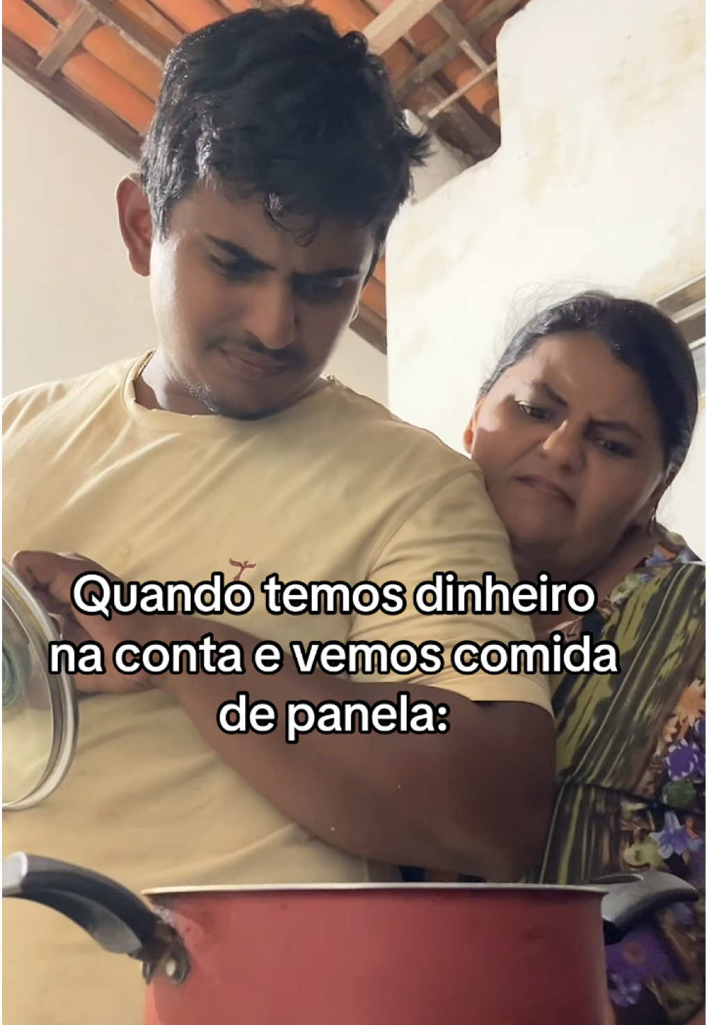 É só aqui?? 🙄🫣 Quando cai dinheiro na conta a comida de casa fica sem gosto né? 🥹😂. Aqui em em casa minha mãe e eu começamos a comer a comida de casa quando o dinheiro acaba 😳😂. . #maeefilho #comida #dinheiro #comer #humor 