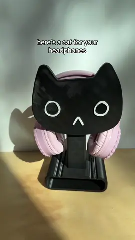 meet anxiety cat! he may be anxious but he’s a good helper, promise! (he’s also a headphone holder) 