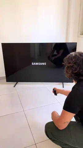 📦 Unboxing da nova TV Samsung Neo QLED 65’’ Essa televisão faz parte da família Vision AI, a nova linha premium de TVs com recurso de inteligência artificial, imagem mais nítida e design super fino, quase sem bordas! Muito boa pra jogar também heinn 👀🎮 Fica de olho que já já sai o review completo no nosso blog. Dê um zoom 💜  #deumzoom #tvsamsung #tvneoqled #unboxing #unboxingasmr 