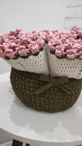 Encomenda finalizada!! Jogo sousplat Tulipa 6 peças+cachepô... além de deixar sua mesa de jantar mais elegante, também é um lindo item de decoração 💕🧶