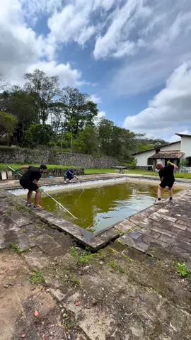 Uma CASA ABANDONADA tinha que ter um PISCINA ABANDONADA né? Mas o @piscineiro_niteroi vem nos salvar, porque essa missão não seria fácil, mas especialista entende né… então vambora ver esse processo!! Depois de estar fechada por 15 anos vamos mostrar todos os detalhes de cada ambiente que aqui encontramos. E fiquem ligados que vamos mostrar TUDO de toda a REFORMA do jeitinho que a gente gosta, cheia perrengue em desafios…. Hahahhaa … fiquem aqui com o DÉCIMO SEXTO VÍDEO de nossa nova aventura!!!  . #antesedepois #reforma #arquitetura  #piscinaabandonada #limpezadepiscina        