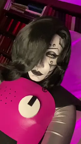 shitpost for this fine thursday afternoon #undertale #undertalecosplay #mettaton #mettatonex #mettatoncosplay 