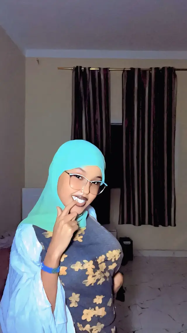 #ciyaal_xamar #somlitiktok  #fypシ゚viral🖤tiktok #viwes #cupcut  @☘️ LeYLo🦂 apdi ☘️ 