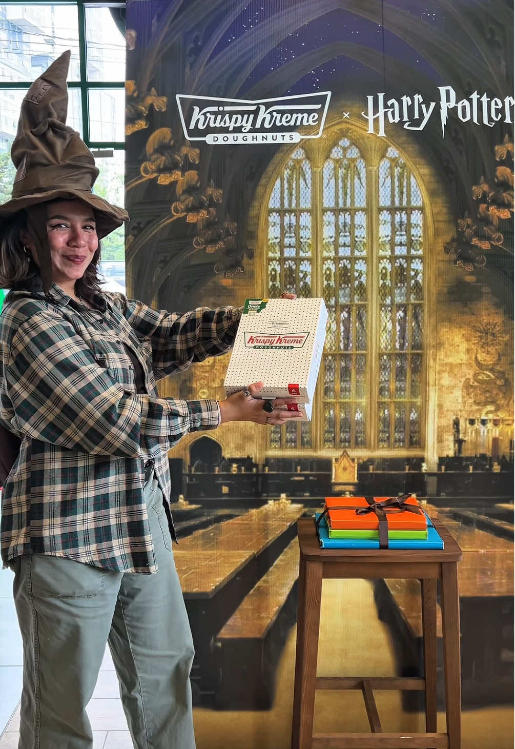 ¡No te pierdas las Donas de Harry Potter®️ x Krispy Kreme! 🍩🪄 Visita las tiendas participantes para vivir una experiencia encantadora con el Sombrero Seleccionador®️ 🧙 Trae a tus amigos y descubran a qué Casa de Hogwarts®️ pertenecen ✨