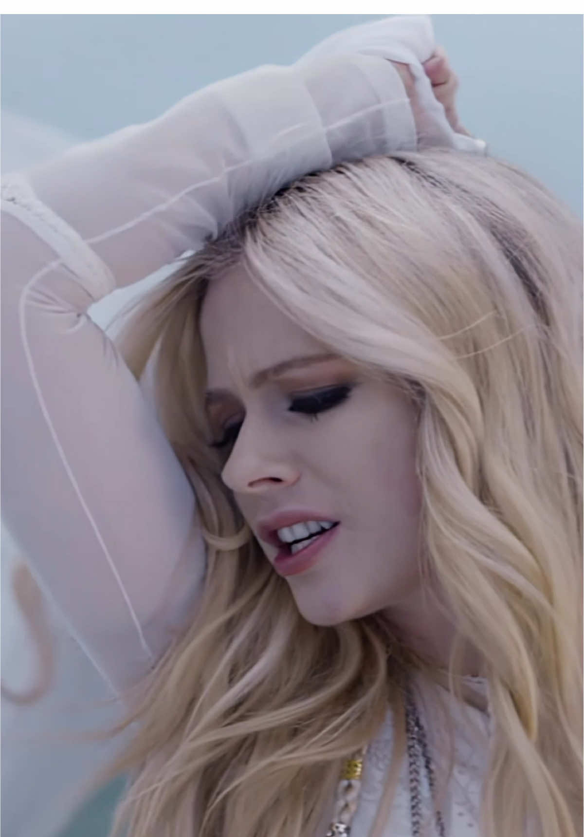 7 years ago, @Avril Lavigne released Head Above Water, one of her most personal and moving songs, marking her big comeback 💙 #avrillavigne #foryou #headabovewater #balad #viral 