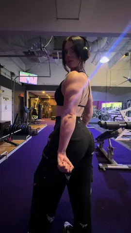 this is a really good Julia wolf and yeat song #fyp #GymTok #gymtrend #bodybuilding #musclemommy 