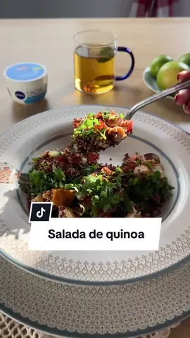 Salada de quinoa 🥗 leve, refrescante, rapidinha e perfeita para os dias quentes!  E nesse calor, além da minha alimentação, minha pele também pede um cuidado extra, e @NIVEA Brasil se tornou minha grande aliada nessa missão – com Nivea Potinhos a pele fica hidratada, perfeita para receber a maquiagem, e sem ficar oleosa – tá na cara que Nivea Creme Facial é o melhor hidratante do Brasil!       - 200 de quinoa cozida     - 200 g de frango grelhado      - 1 xícara de tomate     - 1/2 pepino japonês     - 1/2 cebola roxa     - 1 xic. de uva      - Hortelã fresca ou coentro para finalizar Molho cítrico:     - Suco de 1 limão     - 2 colheres de sopa de azeite de oliva extra virgem     - 1 colher de chá de mel      - Sal e pimenta-do-reino a gosto     - Em um bowl adicione a quinoa, o frango grelhado, os tomates, o pepino, a uva e a cebola roxa.     - Misture os ingredientes do molho (limão, azeite, sal e pimenta) até emulsionar levemente.     - Regue a salada na hora de servir.     - Finalize com hortelã ou coentro, e prontinho!  #publi #NiveaTaNaCara #saladadequinoa 
