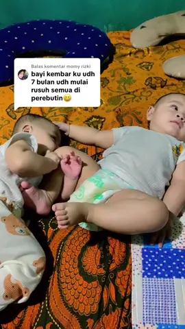 Membalas @momy rizki gini ya kak ini juga 7bulan harihari mulai berwarna penuh teriakan 😀🤣 #bayilucu #anak #fyp #anakkembar #bayigemes 