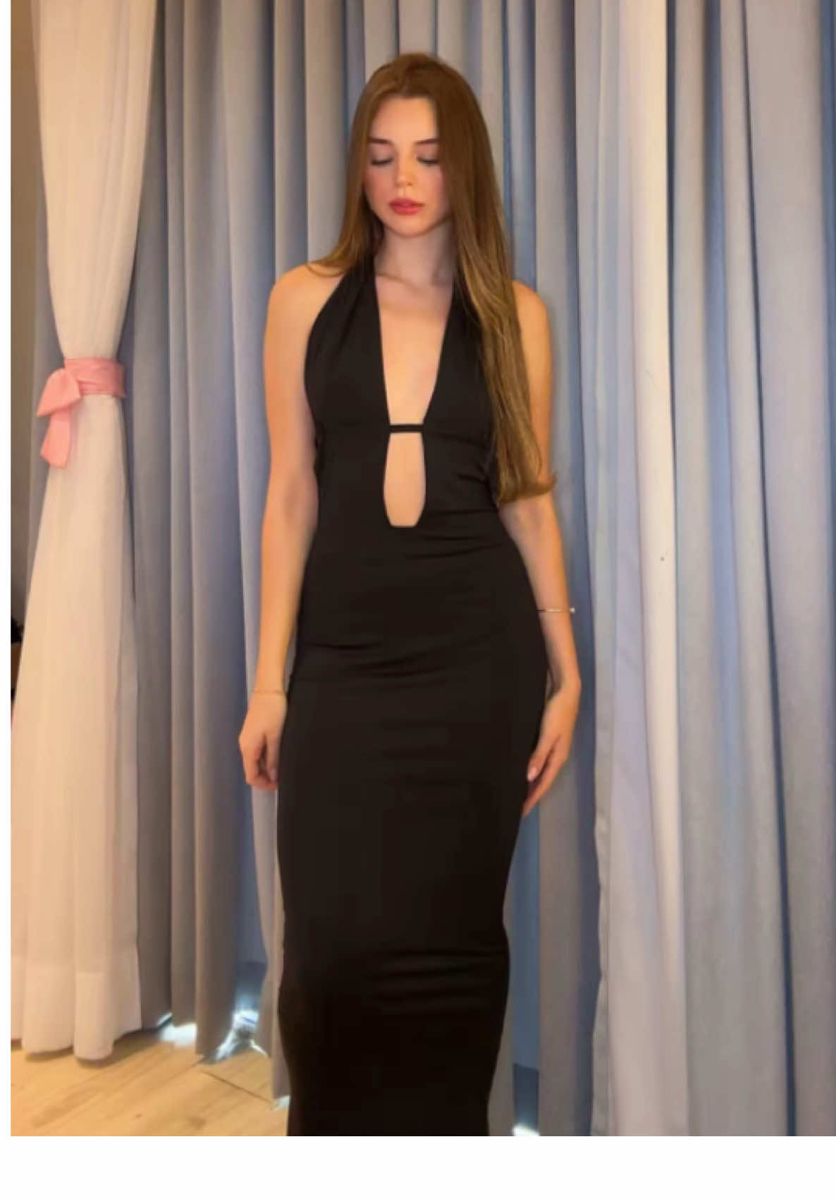 Por que agora?🖤 Por apenas R$39,99 VESTIDO LONGO DECOTE V SUPLEX PREMIUM TECIDO COM GRANDE ELASTICIDADE VESTINDO DO 34 ao 42 1. O detalhe amarrado nas costas é ajustável? R: Sim, o amarrado nas costas permite um ajuste personalizado, garantindo conforto e um caimento perfeito. 2. Esse vestido é indicado para qual tipo de evento? R: O vestido é ideal para festas, eventos formais, jantares elegantes ou ocasiões. @Fornecedores do Brás  @Angelina🌸 