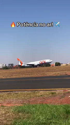 O Boeing 737-800 da GOL já está alinhado na pista, pronto para transformar turbina em emoção. 🚨✈️ É hora de sentir a vibração da decolagem e acompanhar essa máquina incrível ganhando os céus! 🌍✨ 📸 Quem aí também ama o som marcante dos motores CFM56 rugindo na hora da partida? 🔊🔥 #Aviação #Boeing737 #GolLinhasAéreas #spottercs #spottercs 