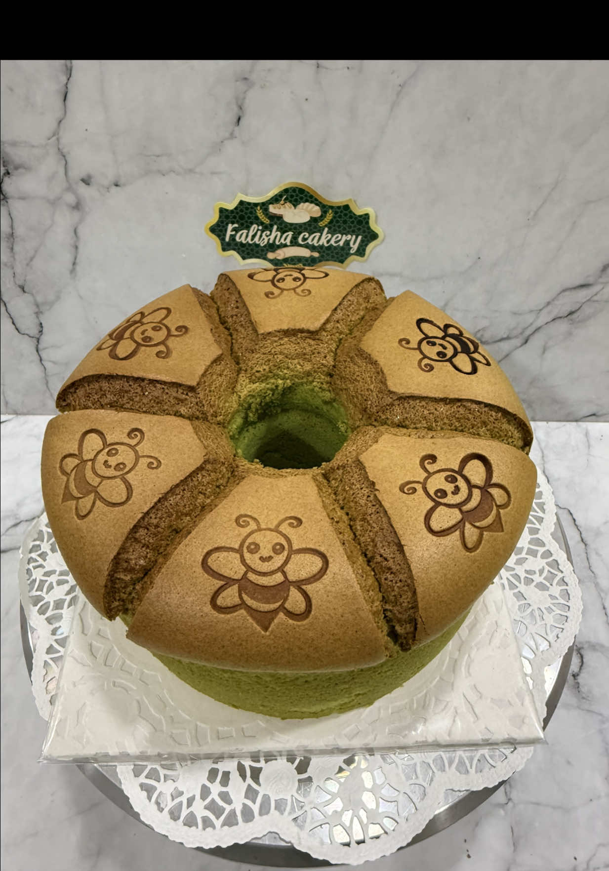 Chiffon Pandan Bahan A : *) 150 gr tepung protein rendah *) 15 gr susu bubuk Bahan B : *) 110 gr santan instant *) 40 gr jus pandan asli *) 75 gr minyak *) 20 gr SKM *) 1 saset vanila bubuk *) 4 gr pasta pandan *) 1 biji jagung pasta coklat Bahan C : *) 130 gr kutel Bahan D : *) 250 gr putih telor fresh *) 145 gr gulpas *) 1 sdm air lemon atau 1/4 sdt CoT (baca : cream of tar-tar)  Cara buat : *) Campur bahan B, aduk dengah wisk, *) Masukan bahan A secara bertahap, aduk dengan whisk, *) Masukan bahan C secara bertahap, *) Di wadah terpisah, kocok putih telor hingga soft peak, *) Tuang sebagian adonan putih telor ke adonan pandan,aduk rata dengan cara aduk balik, ulangi hingga adonan habis, *) Tuang ke loyang chiffon sanneng uk 21 atau uk 22 tanpa dioles, *) Panggang dengan oven masing-masing2x, *) Panggang hingga permukaan chiffon menjadi golden brown. *) Setelah matang, chiffon wajid dibalik, dan didiamkan selama 1,5 jam atau hingga benar-benar dingin, baru dikeluarkan dari loyangnya. Note : Chiffon dibaking dengan oven deck dengan suhu : *) 150 dercel (bawah) 170 dercel (atas) selama 20 menit atau bagian atas sedikit kering, lakukan SLIT, *) 130 dercel (bawah) 150 dercel (atas) selama 85-90 menit. Disclaimer : Kenalin suhu oven masing-masing, suhu oven diatas bukan menjadi patokan kalian untuk baking, hal tersebut diatas hanya sebagai referensi. #chiffon  #chiffonpandan  #angelcake  #chiffoncake  #dessert 