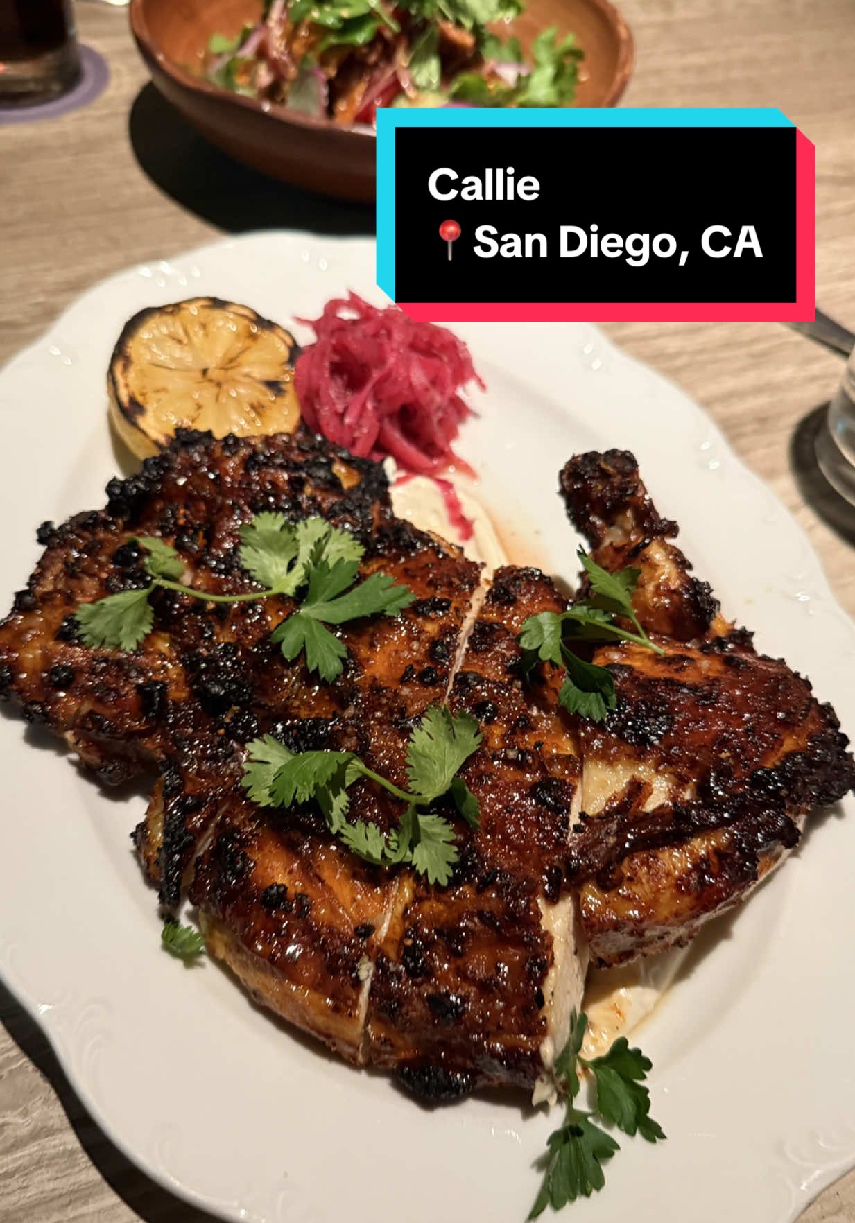 Callie, San Diego, CA! 🐓 🇺🇸 Para muchos el mejor restaurante de San Diego, y definitivamente el más repetido en las recomendaciones, es una locura, no iba con mucha expectativa pero estaba tan recomendado que había que ir, si están muy cabrones los sabores de este lugar. Y el tema de las propinas y los precios, son observaciones, no son quejas, cada ciudad y cada país tendrá sus reglas, pero si se me hace ridículo el tema de las propinas en USA, pero bueno, observaquejas nada más. Gran lugar. #california #restaurante #comida #sandiego #foodreviews 