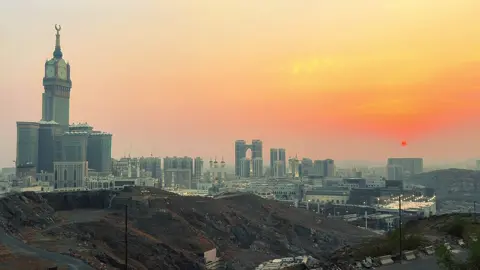 A stunning sunset view from Jabal Khandama🕋🇸🇦 #highlight #fyp #makkah 