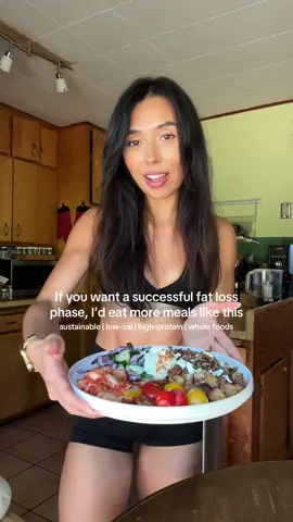 You’re gonna love this loaded gyro bowl. It’s less than 400cals, keeps you full, and so satisfying (which you should prioritize in any day loss phase!!) After all the reason why most diets fail or why people rebound is because their meals aren’t sustainable. And tbh, sometimes fat loss phases require more than 3 months, so why not invest a little more love into making meals you actually look forward to?  Fat loss meals don’t have to be restrictive. They just have to be smart. 🤍 Here’s how to make it ⬇️ • Beef Mince: cook your ground beef (96/4 lean) with fresh minced garlic & onion, season with Mediterranean spices (salt, cumin, smoked paprika, coriander powder, garlic salt, & pepper) • Air Fried Potatoes: chop & rinse your russet potatoes, season (paprika, cumin, garlic salt & pepper) then air fry at 400* until golden brown & crispy  • Spicy cucumber tzaziki: in a food processor blend 0% Fat Greek yogurt, avocado, cucumber, jalapeño (for spice), fresh dill, fresh garlic, garlic salt & pepper • Side salad: chop your red onions & cucumber then juice a fresh lemon and season with oregano, salt & pepper • To plate, assemble your cooked ingredients, add a dollop of your tzaziki dip, sliced cherry tomatoes, and feta (use fat-free to save cals or regular light feta) Approx macros: 329cal, 21c, 15f, 28p Save for later & let me know if you try it! ☺️ #mealprep #fatloss #sustainablefatloss #highprotein #whatieatinaday   