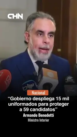 #Nacional | El ministro del Interior, Armando Benedetti, confirmó que el Gobierno Nacional activó un dispositivo especial de seguridad para garantizar la protección de los 59 aspirantes inscritos en la contienda presidencial. De acuerdo con el funcionario, el plan incluye el despliegue de 15 mil efectivos de las Fuerzas Armadas, quienes estarán distribuidos estratégicamente en el territorio nacional para prevenir riesgos y garantizar el normal desarrollo de la campaña electoral. Benedetti destacó que la medida responde al compromiso del Gobierno con el fortalecimiento de la democracia y la participación política en condiciones de seguridad: “Todos los candidatos tendrán las garantías necesarias para ejercer sus recorridos y presentar sus propuestas sin amenazas a su integridad”, señaló. El anuncio se da en un contexto marcado por las alertas de diferentes sectores sobre riesgos de violencia electoral, especialmente en regiones históricamente afectadas por la presencia de grupos armados ilegales. Con este esquema de seguridad, el Ejecutivo busca enviar un mensaje de confianza tanto a los candidatos como a la ciudadanía, de cara a unas elecciones presidenciales que se anticipan altamente competitivas. #ChicaNoticias #chn25seguridad #chn25candidatos #chn25presidenciales