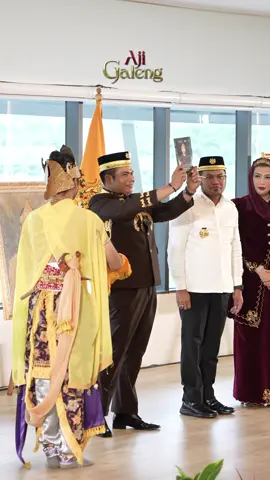 Alhamdulillah Buku Aji Galeng dari Paser Utara, Penjaga Negeri peletak peradaban  resmi diluncurkan Ucapan terimakasih sebesar besarnya untuk semua yang terlibat dalam penyusunan buku ini dan untuk para tamu yang menghadiri kegiatan Peluncuran buku ini di Gedung Otorita IKN Semoga dengan diluncurkannya buku ini dapat  memperkaya sejarah dan budaya di tanah IKN, Paser Utara, Kalimantan Timur #jasmerah #ikn #ajigaleng #BukuAjiGaleng #Kaltim 