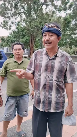 Dicegat beberapa sopir angkot yang sedang ngtem di depan Musium Subang. mereka menyampaikan Aspirasi kondisi angkutan umum yang memprihatinkan. kebutuhan saya saya naik angkot dan Bus Budiman 3/4 Cikampek Tasik dari sumedang mamang sepi penumpang. sampaikan aspirasinya ke gedung Dewan biar dibahas secara mendalam. 