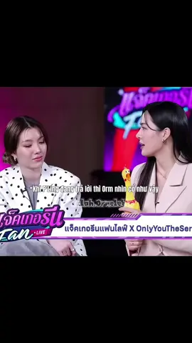 mỗi khi ẻm nhìn như vậy là P'Ling lại ngại và cười không thấy mặt trời luôn 😝 dạo này xưng hô Linh vs Orm luôn rồi, cỏ lúa như nhao 😌#linglingkwong #ormkornnaphat #lingorm #dalah00k #ออมกรณ์นภัส 