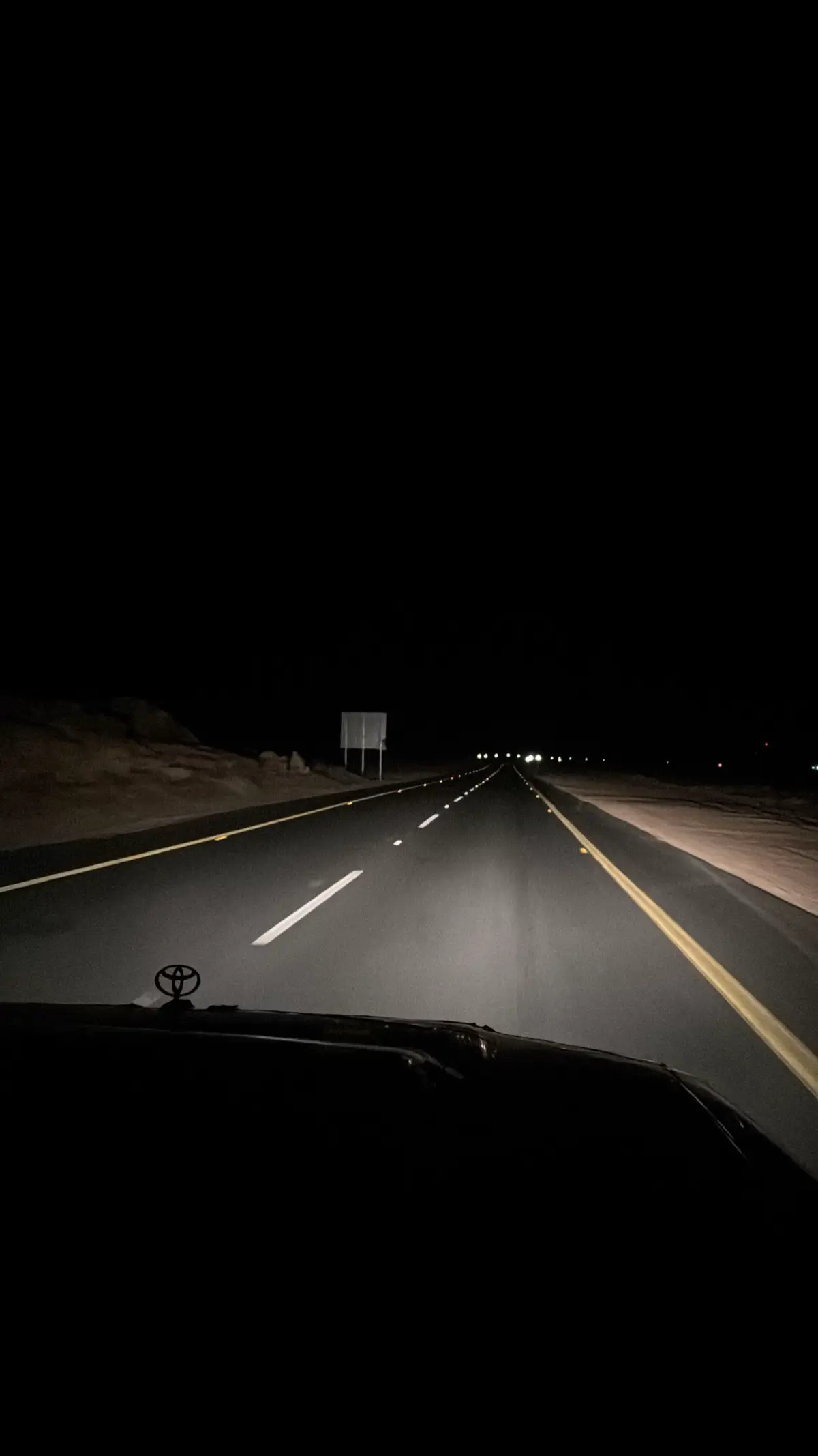 للي سرى ليلة الجمعه وعلى وله عز الله أن ليلة فراقه دروس وعبر الله يسهل خطى رجله ويغفر خطاه من يوم شفته وأنا داري ان عنده خبر لو ما استباح العيون اللي بكت في رجاه ما ضاق صدر الرياض وضاق صدر الخبر خذ كل شي وعطاني خنجرٍ من جفاه توغلت في ضلوعي قفلتين وشبر#تبوك #fep 