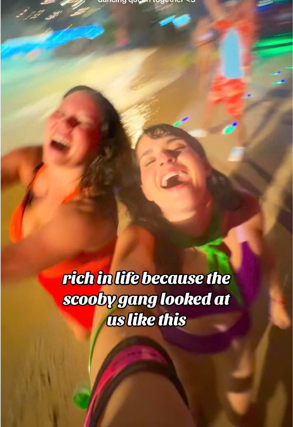 when velma and daphne ran over to us 🥹😭 volcano bay nights in the fall is THE BEST 😭 @Universal Orlando Resort thank you for hosting us!! #volcanobay #volcanobaynights #universalorlando #scoobygang #scoobydoo 