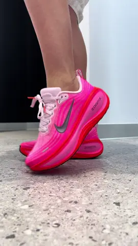 ✨ Nike Vomero Plus ✨ original Colombia  Amortiguación que se adapta a tu ritmo, confort que te impulsa a llegar más lejos. ¿Lista para sentir la diferencia en cada paso? 👟💨 solo información al WhatsApp 📲 322 253 00 32 solo original 🙋‍♀️