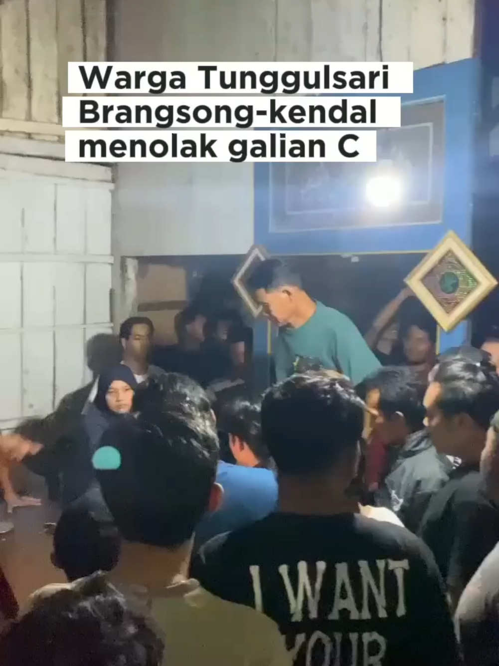 Kendal, 18 September 2025. Ratusan warga Desa Tunggulsari, Kecamatan Brangsong, Kabupaten Kendal, menggelar aksi demonstrasi menuntut pertanggungjawaban Ketua Badan Permusyawaratan Desa (BPD) dan Kepala Desa. Aksi ini dipicu oleh terbitnya izin usaha pertambangan (IUP) yang diduga didasari oleh surat rekomendasi dari BPD dan Kepala Desa, padahal warga sebelumnya telah menolak tegas rencana tambang galian C tersebut. ​Aksi yang dimulai sejak pukul 19.30 diawali dengan deklarasi Tegas Menolak Galian C di depan SDN 1 Tunggulsari. Lalu dilanjutkan agenda penggrudukan rumah Ketua BPD, rumah Kepala Desa, dan rumah Ketua Karang Taruna.  Ratusan warga tersebut berjalan kaki sejauh 2 kilometer menuju rumah Ketua BPD. Namun, setibanya di sana, warga hanya ditemui oleh istri Ketua BPD yang menyampaikan bahwa suaminya sedang tidak ada di tempat. Warga meminta istrinya untuk menelpon kan suaminya agar segera pulang, massa tetap menunggu sampai akhirnya Ketua BPD Nasirrudin beserta wakil nya Tikno datang. Massa pun langsung meminta pertanggungjawaban atas adanya surat susulan dimana salah satu yang menandatangani nya adalah Nasirrudin selalu Ketua BPD. Warga mendesak Nasirrudin mundur dari jabatannya. Karna didesak warga akhirnya Nasirrudin pun siap mundur dari jabatannya.  Setelah itu, massa melanjutkan aksinya menuju rumah Kepala Desa. Namun Kepala Desa tidak berada di rumah. hanya Istri yang dengan diam menemui massa. Ketika massa bergerak ke rumah Ketua Karang Taruna pun yang bersangkutan tidak berada dirumah, hanya Kakaknya yang menemui massa.  ​Koordinator Aliansi Peduli Lingkungan Desa Tunggulsari, mengungkapkan tuntutan utama warga,  