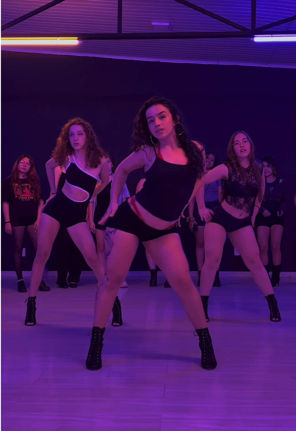 Aproveitar que vocês tão curtindo muito esse estilo: aula nova de ontem! 😮‍💨 #heels #heelsdance #heelsdancer #usher #omg 