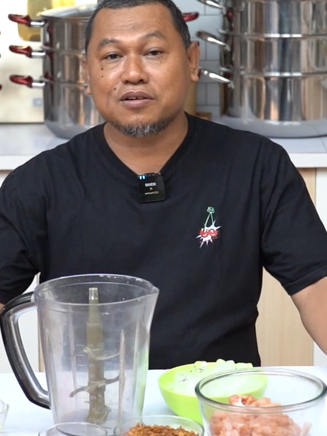 Bakso 20 rb sepuasnya - Fillet dada ayam 500 gr - Daging sapi 250 gr - lemak sapi + kulit ayam 250 gr - Bawang putih 3 siung - Bawang putih goreng 15 gr - Bawang merah goreng 70 gr - Putih telur 1 butir - Garam kasar 30 gr - Mecin 3 sdt - Kaldu bubuk 3 sdt - Lada bubuk 2 sdt - Gula merah 1 blok - Pengenyal bakso 1 saset - Tepung tapioka 500 gr - Es batu 600 gr - bakin powder 1/2 sdt Kuah bakso - Tulang 300 gr - Air 10 liter - Bawang bombai 1 buah - Bawang putih 10 siung - Bawang merah 5 siung - Garam 6 sdm - Kaldu bubuk 7 sdm - Lada bubuk 2 sdt Pelengkap - Bawang goreng - Seledri - sambal