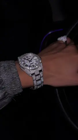 Too many of you asked a focus on the rollie😮‍💨💎 #luxuryjewelry #vvs #icedout #icedoutwatch #bussdown 