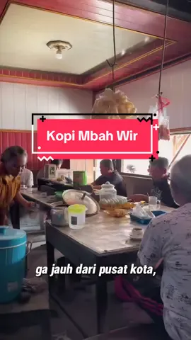 Ngopi di Warkop Mbah Wir itu bukan cuma soal rasa, tapi juga suasananya. Dari dulu sampai sekarang, selalu jadi tempat kumpul favorit orang Nganjuk ☕✨ Kamu udah pernah nongkrong di sini belum? 📍 Babadan, RT/RW 02/03, Kelurahan Werungotok, Kecamatan Nganjuk, Kabupaten Nganjuk. ⏰ 06.00 Pagi – 21.00 Malam. #WarkopMbahWir #WarkopNganjuk #KulinerNganjuk #NgopiNganjuk #JajanNganjuk  