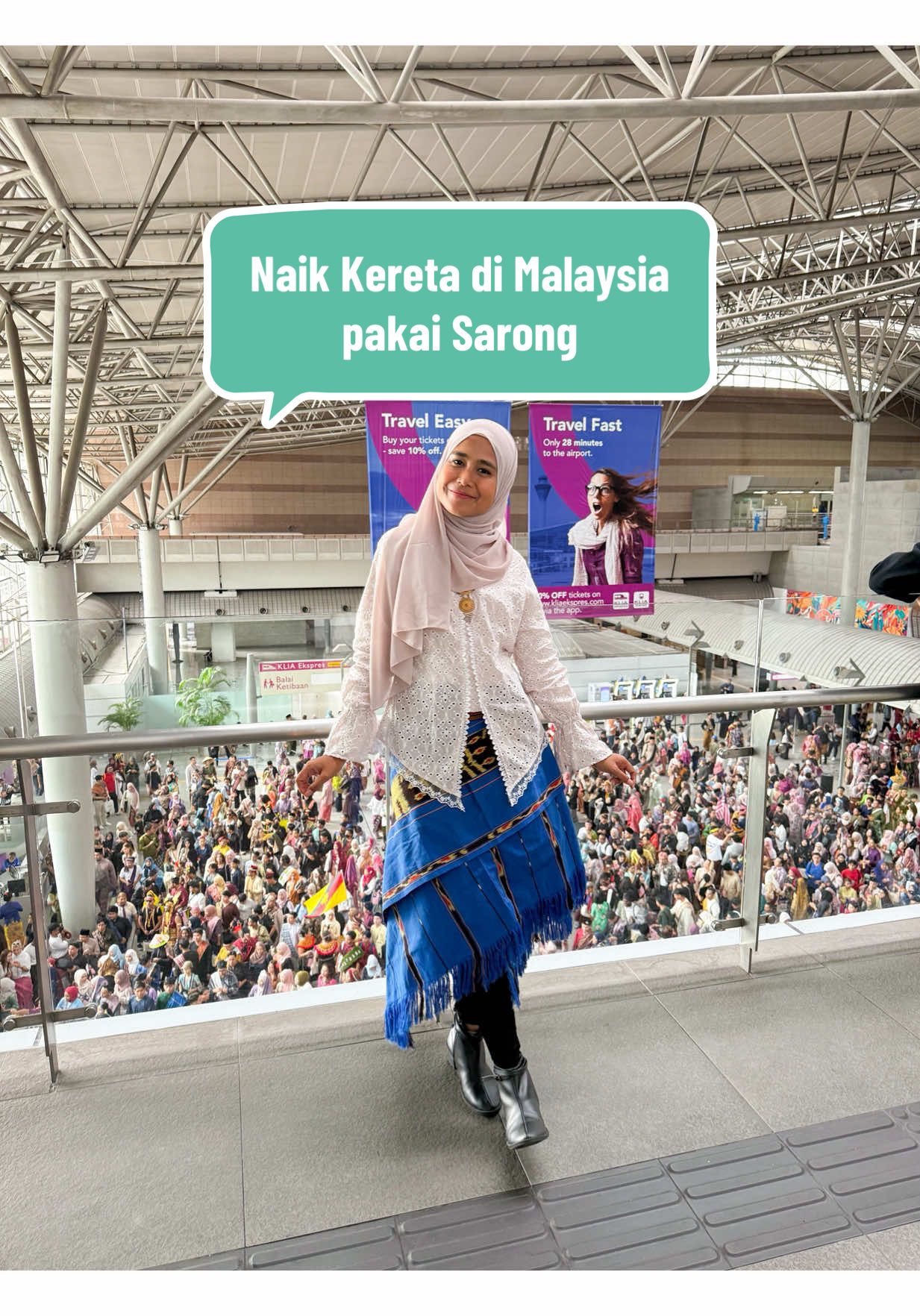 [TONTON SAMPAI SELESAI] Ini alasan utamaku traveling ke Malaysia ✨ Bela-belain terbang ke Kuala Lumpur bawa kain dan kebaya, mau ngapain? Mau ikut keseruan Keretapi Sarong 2025 yang udah 9 tahun terakhir jadj event tahunan Malaysia. Aku berbaur dengan anak-anak muda Malaysia pakai pakaian daerah, tentu saja aku ingin tampil beda dengan kain tenun yang kubawa. Kalau songket dan batik, di Malaysia juga ada karena kita serumpun yang punya nilai akar budaya yang sama. Ini dia kehebohannya.✨ #keretapisarong2025 #KS25xRapidKL 