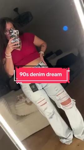 Avril Risen Jeans vintage light wash. Wide leg, distressed denim with 90s inspired vintage fit. Effortless trendy denim outfit ideas for fall.