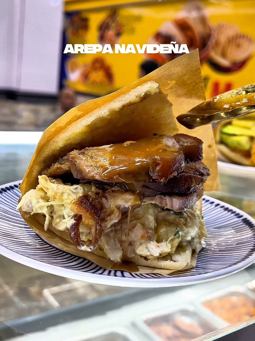 🎄✨ ¡La Navidad se sirve cuadrada en Estación Arepa!   Presentamos nuestra arepa navideña: rellena con pernil jugoso y ensalada de gallina, todo por solo $5.   Un clásico decembrino con el sabor que Caracas merece. 🥙 Y para que la experiencia sea completa…   Tu arepa viene con un jugo de la casa de cortesía. Refrescante, sabroso y perfecto para acompañar cada mordisco. 📍 Avenida Casanova, a la altura de Hidrocapital   🕒 Abierto las 24 horas   📦 Delivery disponible   🐾 Pet friendly   Ven a tu estación favorita y celebra la Navidad como se debe: con sabor, tradición y buena vibra. 🚉🎁   #estación #arepa #cuadrada #metro #caracas            