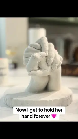 The only hand I want to hold 🩷 #divorce #newbeginnings #singlemom also love how you can see my @Glamnetic nails!